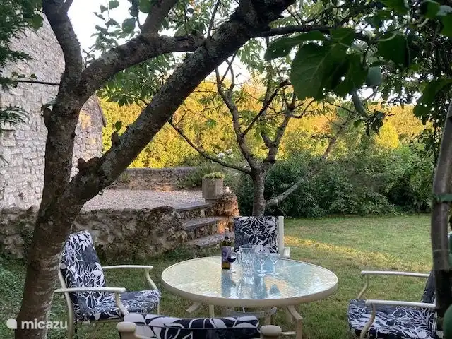 Das zweite Deck-Set ist leicht und auch beweglich. Hier unter dem Obstbaum.