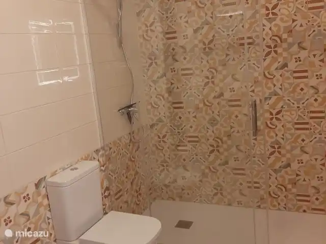 Casa Pimienta huren in Spanje, Andalusië, Velez-Malaga - villa Ruime en moderne badkamer met nieuwe toilet, wastafel en inloopdouche