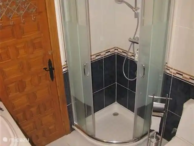 Casa Pimienta huren in Spanje, Andalusië, Velez-Malaga - villa De blauwe badkamer met douche, bad, 2 wasbakken en toilet