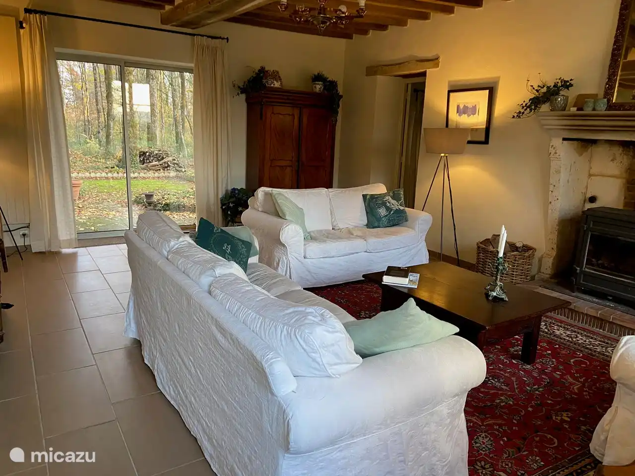The living room has been completely restored while retaining all the authentic details: old oak beams, fireplace with wood stove en pierre walls, etc. Through the sliding doors you enter the forest behind the house.