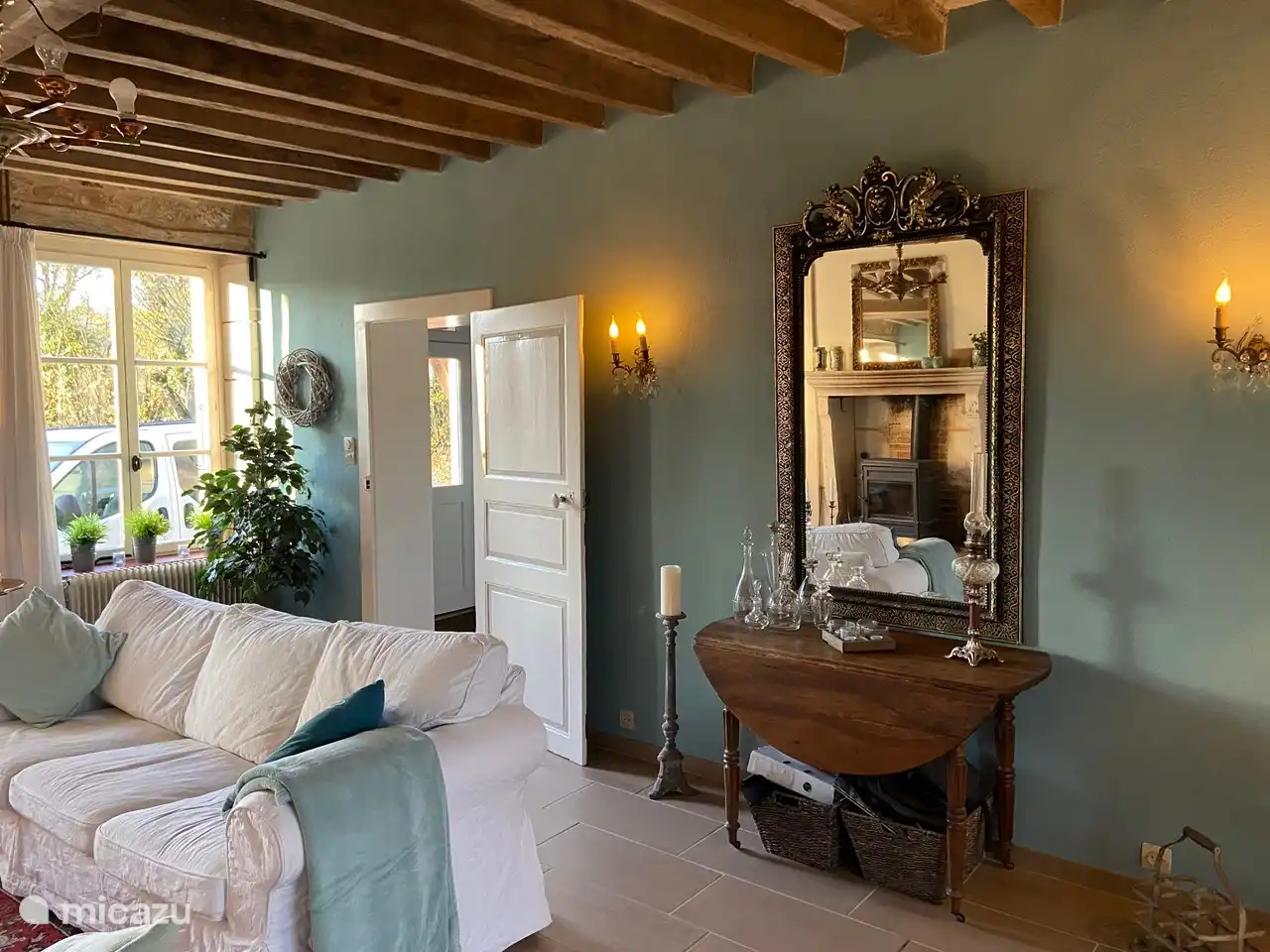 Impression of the other side of the living room with beautiful antique mirror.