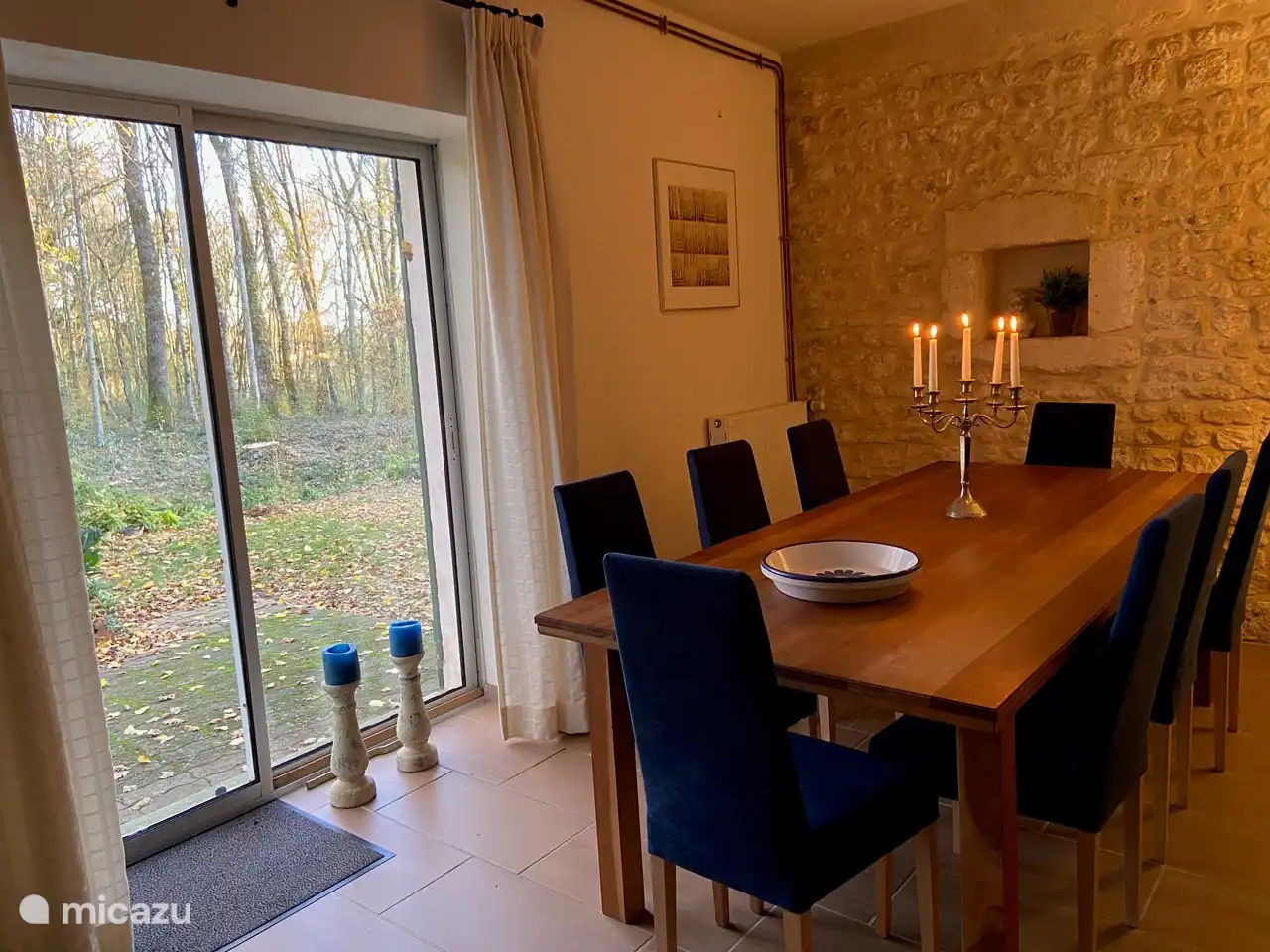 The dining room has a 90 * 240cm table and 8 comfortable chairs. There is a view of the forest at the rear of the house