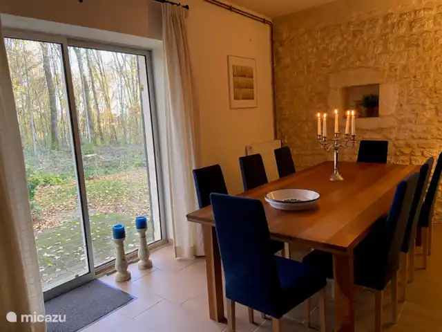 boerderij huren in Frankrijk, Yonne, Lainsecq – Le Champmartin De eetkamer heeft een tafel van 90*240cm en 8 comfortabele stoelen. Er is uitzicht op het bos dat aan de achterzijde van het huis ligt