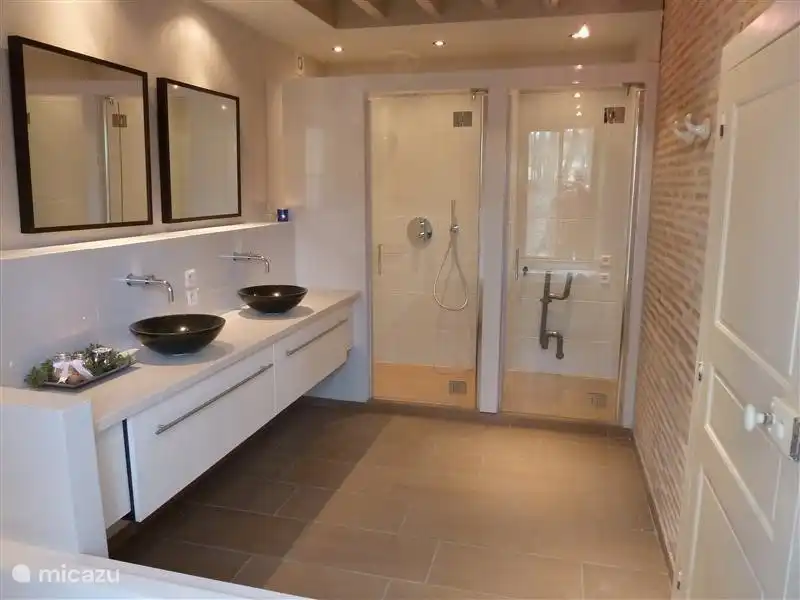 The bathroom has a spacious walk-in shower of 90 * 150cm, a double sink and a washing machine with tumble dryer.