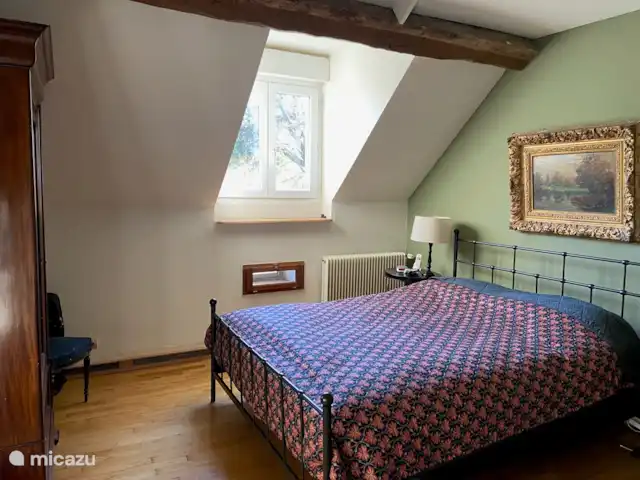 boerderij huren in Frankrijk, Yonne, Lainsecq – Le Champmartin Lichte Masterbedroom met antieke kledingkast en dubbele openslaande deuren naar de ruime overloop met 2-persoons slaapbank.