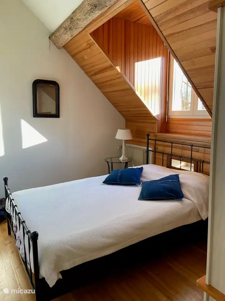 Very cozy second bedroom.