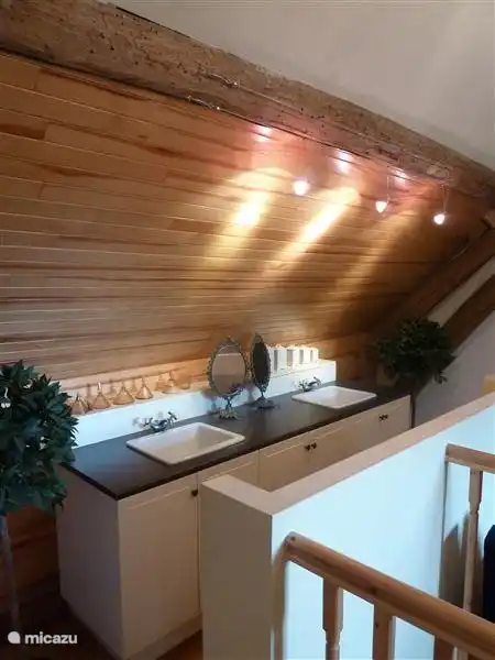 Landing on the 1st floor with luxury washing facilities.