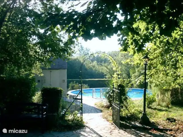 boerderij huren in Frankrijk, Yonne, Lainsecq – Le Champmartin Rond zwembad met meer dan 60.000 liter water en een ruim beschut terras.