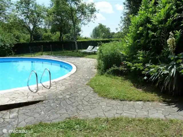 boerderij huren in Frankrijk, Yonne, Lainsecq – Le Champmartin Op gelijk niveau met het zwembad is een groot terras met 4 prima ligstoelen.