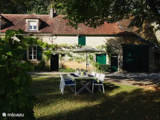 boerderij huren in Frankrijk, Yonne, Lainsecq – Le Champmartin Grote eettafel voor heerlijke lange avonden buiten