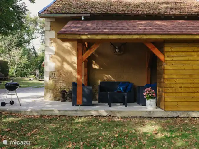 boerderij huren in Frankrijk, Yonne, Lainsecq – Le Champmartin Overdekt terras om heerlijk te zitten tijdens regenachtige momenten of indien je behoefte hebt aan schaduw.
Tevens opslagplek van hout voor de haardkachel.
