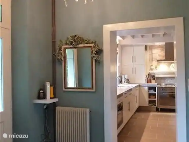 boerderij huren in Frankrijk, Yonne, Lainsecq – Le Champmartin De entree met toegang naar de keuken, gang met hangtoilet en trap naar boven en de woonkamer en daarachter de eetkamer.