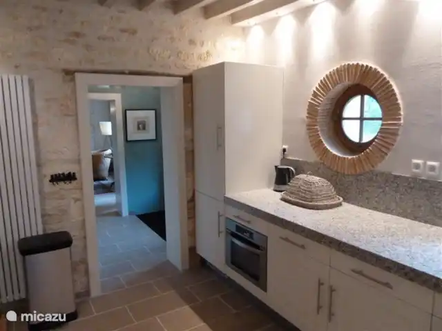 boerderij huren in Frankrijk, Yonne, Lainsecq – Le Champmartin De ruime keuken heeft een grote koelkast met afzonderlijk vriesgedeelte (3 laden), een aparte inbouw combi-magnetron en veel keukenapperatuur zoals broodrooster, Nespresso machine, waterkoker etc.