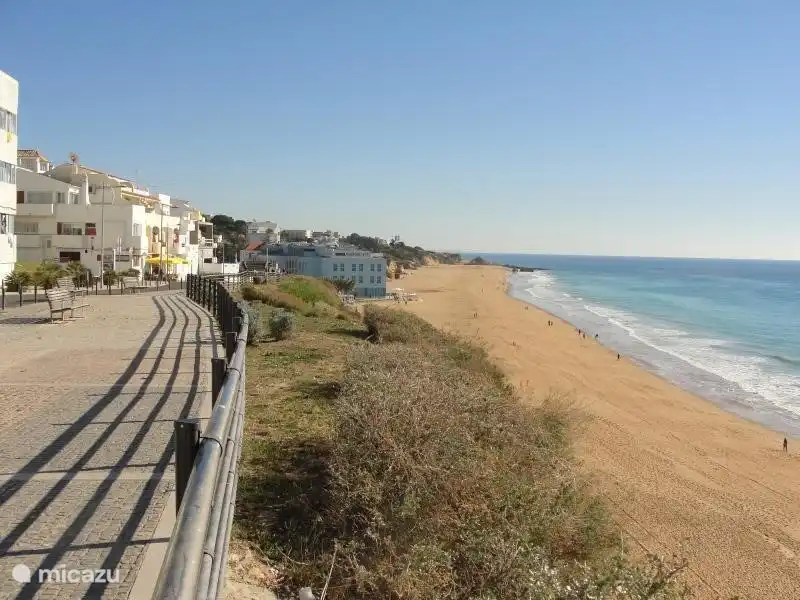 Beginnend von einem schönen Spaziergang von Albufeira Praia do Oura.