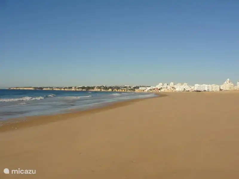 Praia Grande mit Armacao de Pera in der Ferne.
