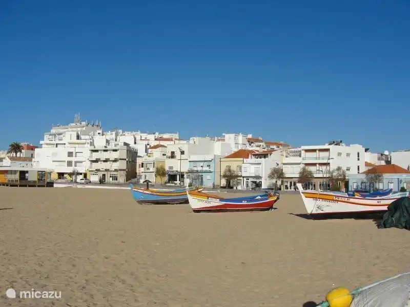 Fischerboote am Strand.
