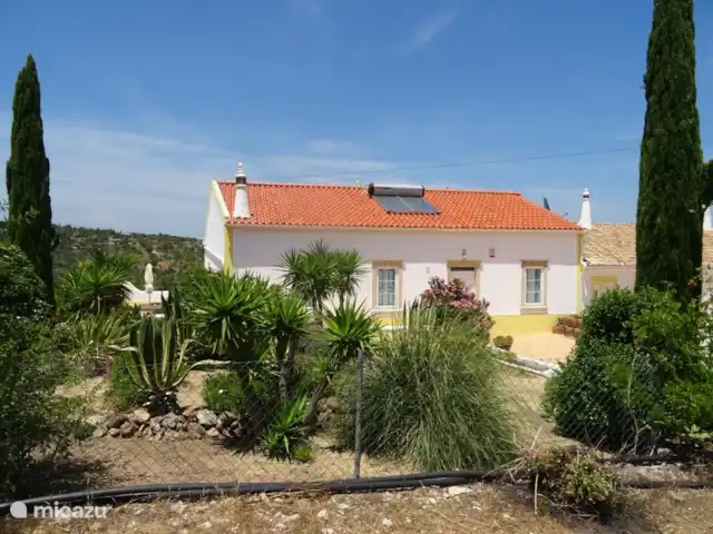 Location de Vacances Portugal, Algarve, Albufeira, maison de vacances - Quinta Elisabeth La façade de la Quinta vue de l'impasse
ruelle qui passe devant la maison.
A gauche de la maison et non visible se trouve la piscine.