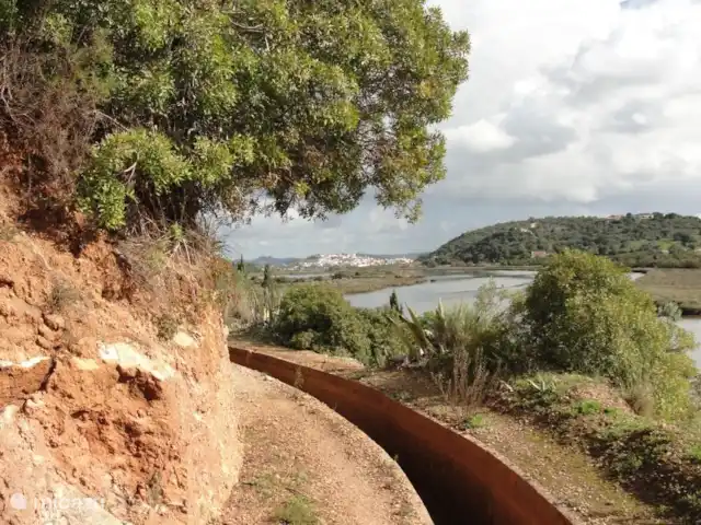 Location de Vacances Portugal, Algarve, Albufeira, maison de vacances - Quinta Elisabeth Pendant la promenade le long des lavadas, vous verrez Silves au loin.
