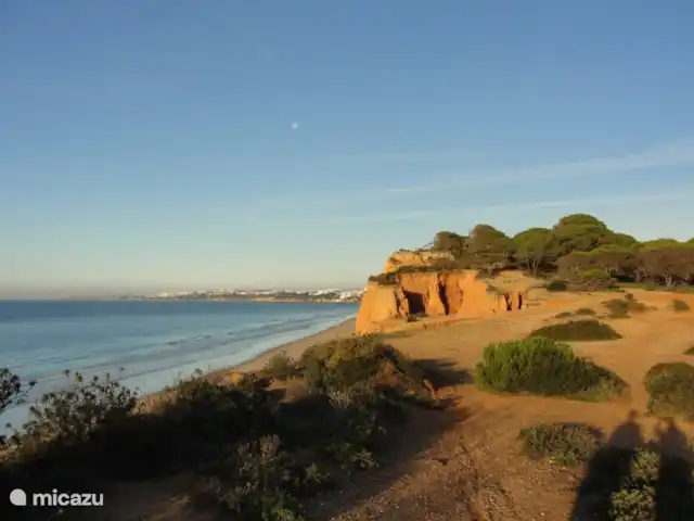 Location de Vacances Portugal, Algarve, Albufeira, maison de vacances - Quinta Elisabeth Cette photo a été prise sur les falaises de Falesia, regardant vers Olhos de agua.
