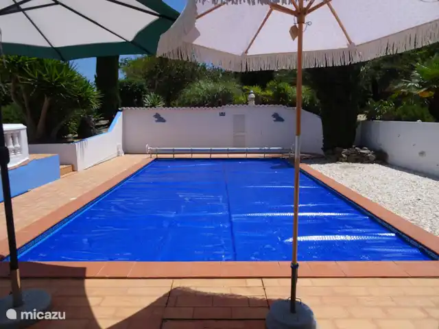Location de Vacances Portugal, Algarve, Albufeira, maison de vacances - Quinta Elisabeth Grâce à la couverture de piscine, vous pouvez profiter d’une eau beaucoup plus chaude qui reste également plus propre, l’évaporation est réduite de 90%