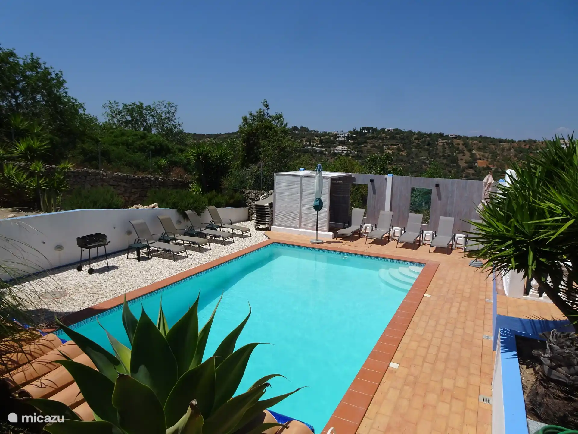 Schwimmbad mit Terrassen