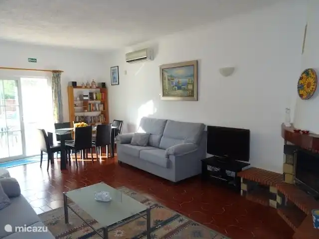 Location de Vacances Portugal, Algarve, Albufeira, maison de vacances - Quinta Elisabeth Le salon avec la porte coulissante sur la terrasse.
