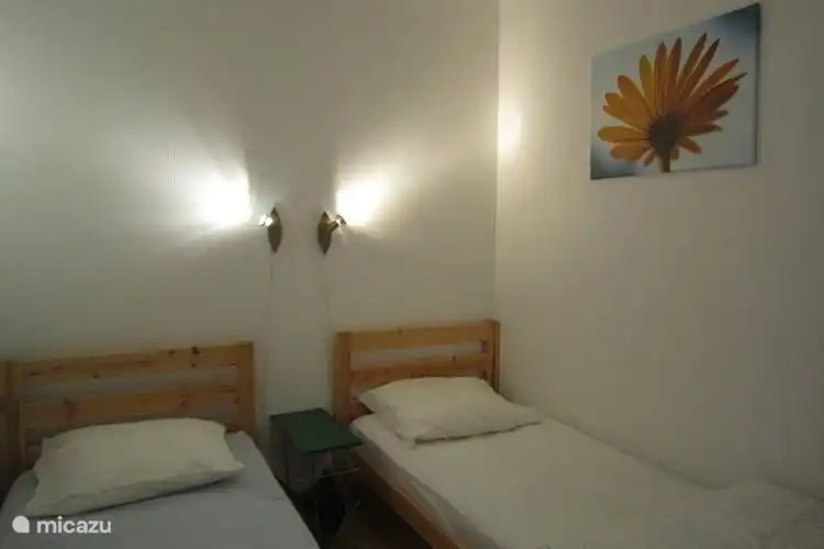 Kleines Schlafzimmer mit zwei Einzelbetten