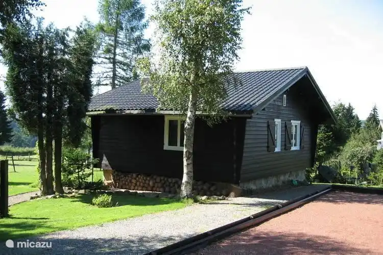 View Chalet im Sommer an der Seite der Einfahrt (Sonnenkollektoren jetzt vorhanden)