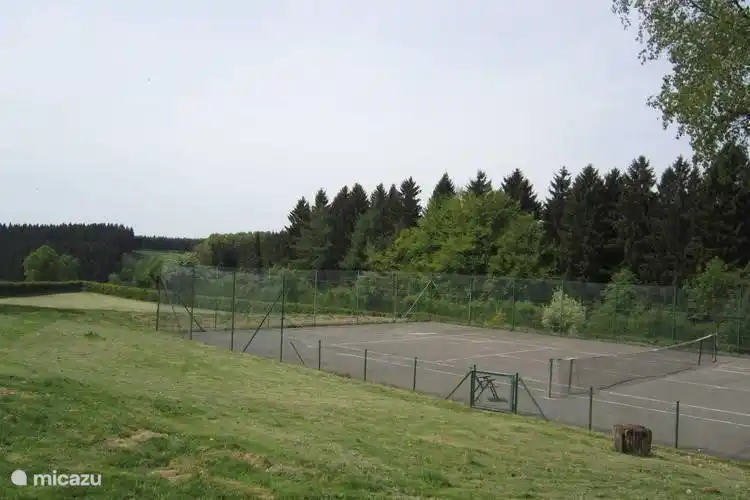 Privater Tennisplatz