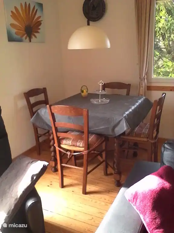 Wohnzimmer mit ausziehbarem Tisch