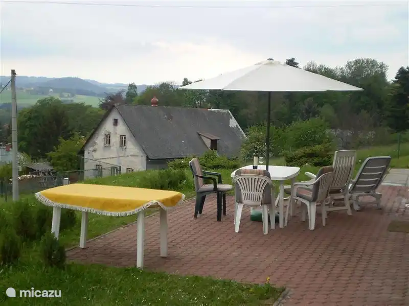 La terraza en frente de la casa.