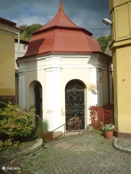 Junto a la iglesia en el centro del pueblo hay un pozo sagrado. Male Svatonovice es por lo tanto un lugar de peregrinación. La historia cuenta que un niño ciego una vez bebió del agua y luego recuperó la vista. El agua de la fuente es muy potable. Los habitantes del pueblo también lo consiguen ellos mismos.