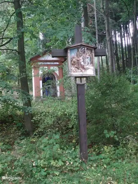A la izquierda de la iglesia hay un camino hacia el Vía Crucis de Jesucristo.