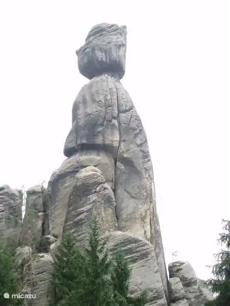 Las famosas rocas de Adrespach. Es muy impresionante caminar por aquí. A muchas rocas se les ha dado un nombre debido a su apariencia. En medio del parque hay un lago de montaña donde se puede navegar con un bote.