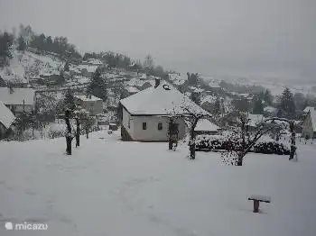 Nuestra casa desde el fondo del jardín.