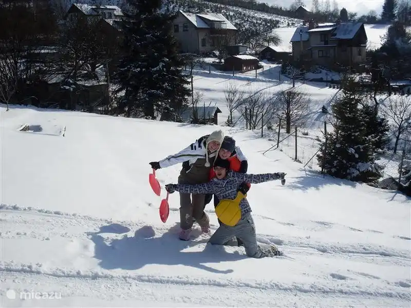 Diversión en la nieve en el jardín