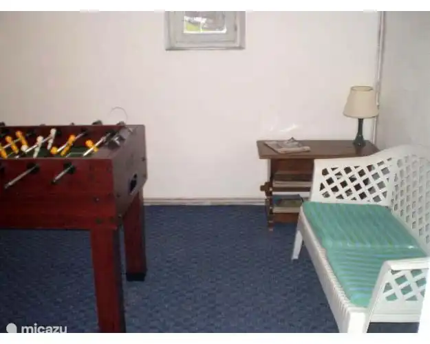 La sala de juegos con futbolín.