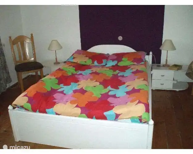 Este es el dormitorio principal en el 1er piso. Este dormitorio se encuentra junto a la sala de estar.