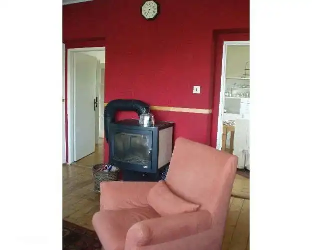 El salón con la estufa de leña. La madera para esto es de uso gratuito.