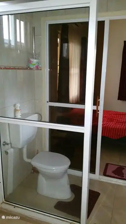 aseo con vistas al dormitorio principal visto desde la ducha