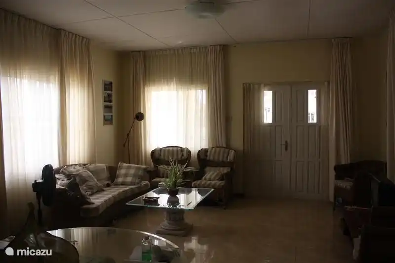 sala de estar con vista a la televisión