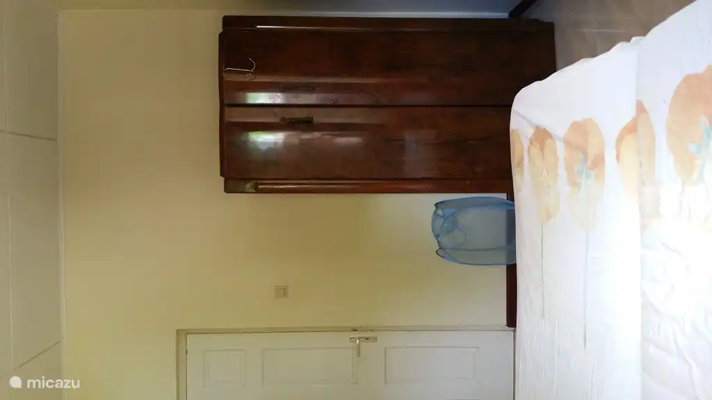 dormitorio con colgar/armario