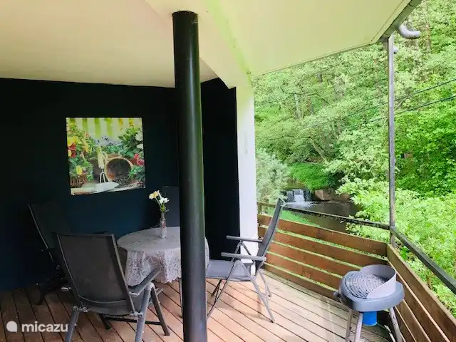 Überdachter Balkon, unter einem fließenden Bach