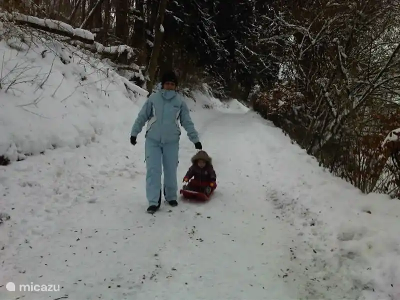 Nun, in den Schnee, rechts von der Wohnung entfernt.