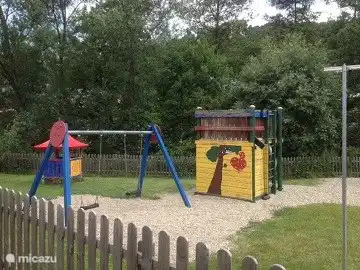 Spielplatz ca. 100 m von der Unterkunft entfernt.