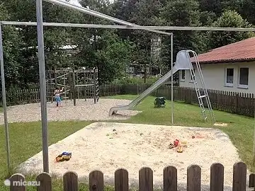 Spielplatz ca. 100 m von der Unterkunft entfernt.