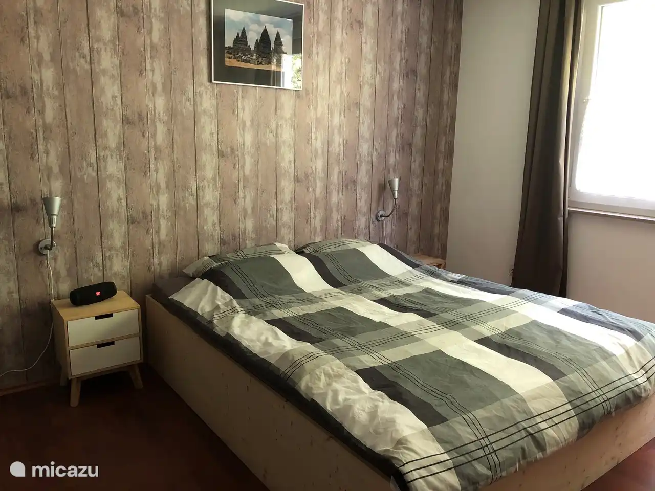 Schlafzimmer mit 2. 1x Doppelbett und 1 Etagenbett, Hänge-/Liegestuhl mit Blick auf den Fluss werbe