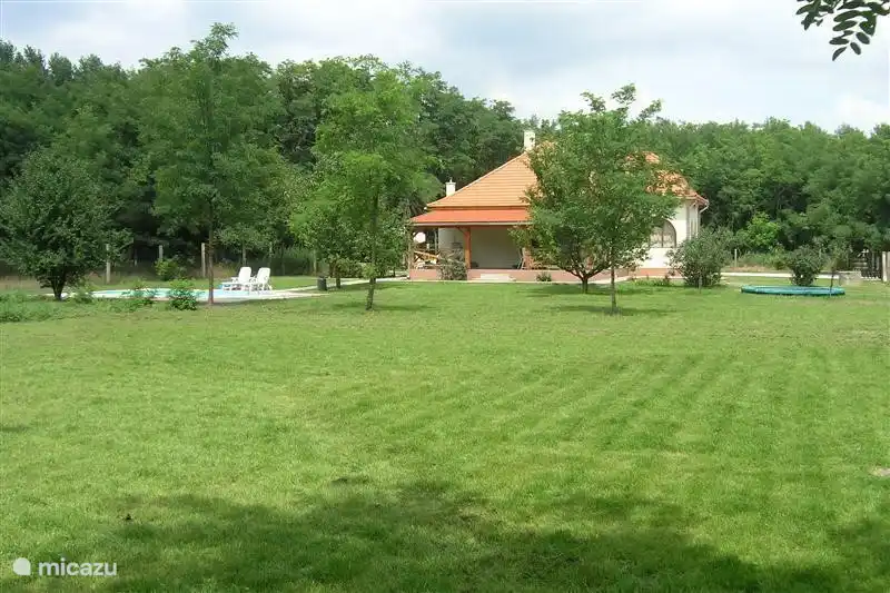 Le grand jardin où vous pourrez vous détendre et jouer à votre guise