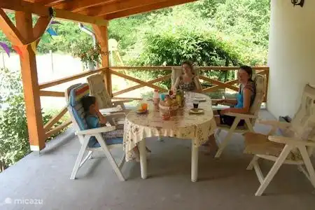 La grande terrasse pour profiter du cadre et d'un bon verre de vin.