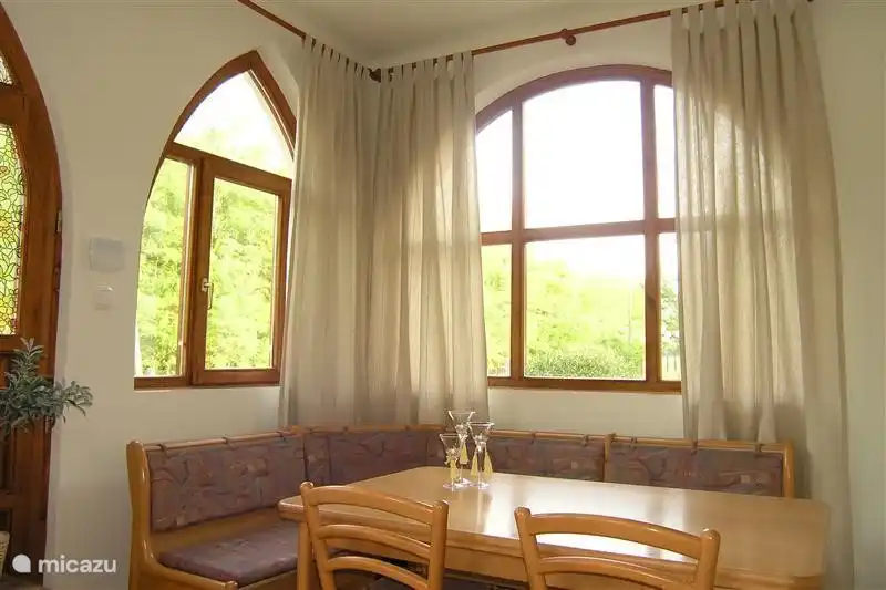 La véranda, dans laquelle vous pouvez vous retirer un moment, mais peut également être utilisée comme chambre.